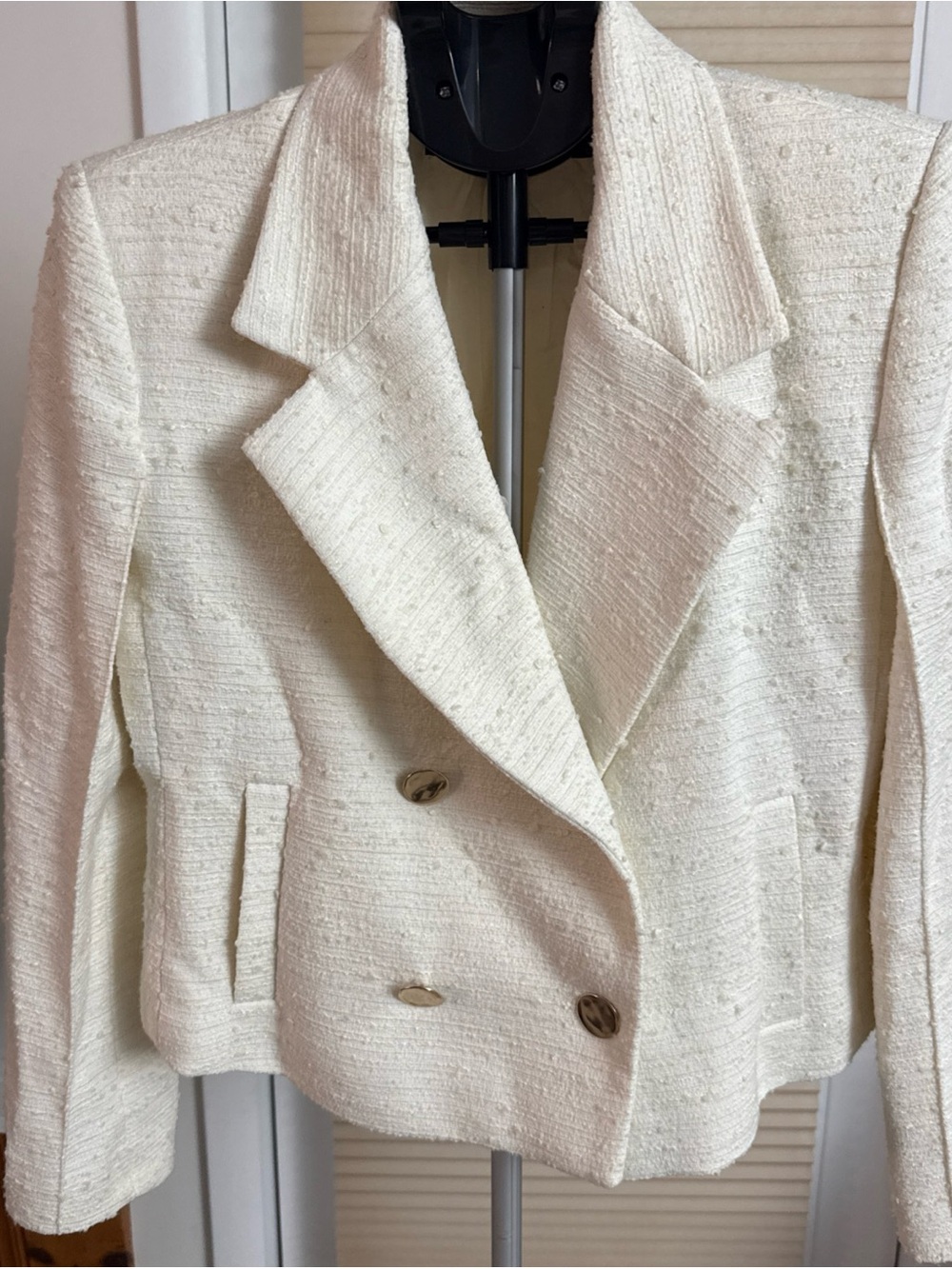 Zara Textured cropped Ecru Blazer size Large gold button detailing faux pockets